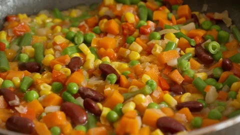 Vegetables stew. Mixed vegetables stirred with a spatula while cooking. Vidéo 129590951