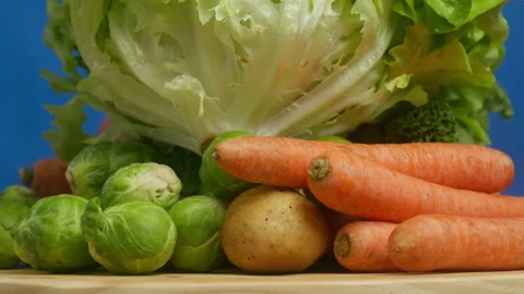 Vegetables on turntable with Bluescreen Видео 302915096