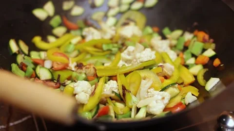 Vegetables in the wok 動画素材 131973601