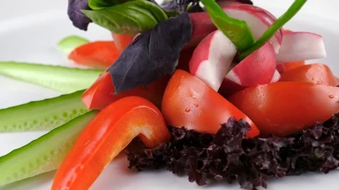 Veggie plate of fresh sliced Vegetables, close-up Vídeos de archivo 84261761