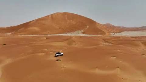 Vehicle drives through sand dunes of Empty Quarter, Rub al-Chali in Oman 库存影片 331665713