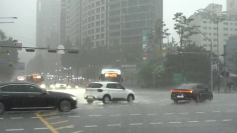 A vehicle driving through heavy rain Vídeos de archivo 333085580