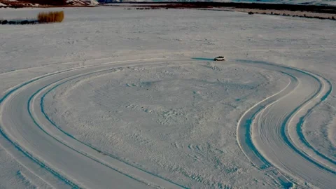 Vehicle Making Circular Tire Tracks on a Frozen Surface Vídeo Stock 344953936