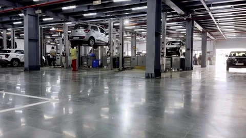Vehicle Service in Well Equipped Workshop with Professional Car Washing Vidéo 336177845