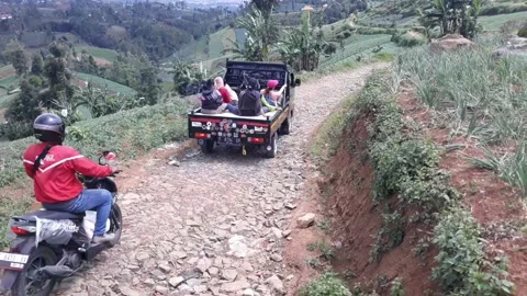 Vehicle on a steep road Video stock 237143102