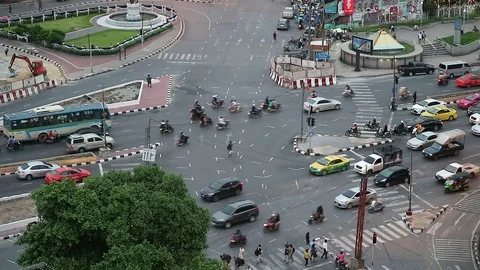Vehicle traffic and motion at junction on road in Bangkok, Thailand Stockbeeldmateriaal 80597378
