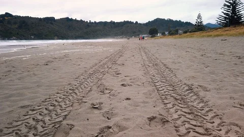 Vehicle tyre tracks in the sand Vidéo 126729625