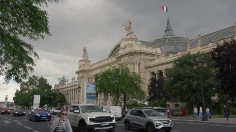 Vehicles and a cyclist transit past the historic Grand Palais palace facade Stock-Footage 336724436