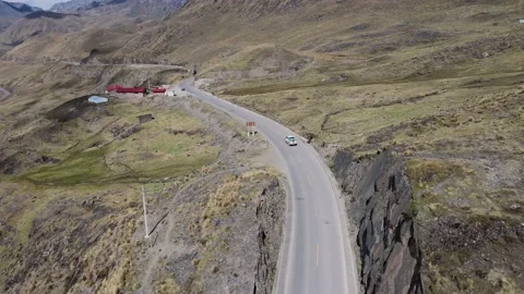 Vehicles circulating on a highway in the high mountains of Peru, circular track Video stock 202349232