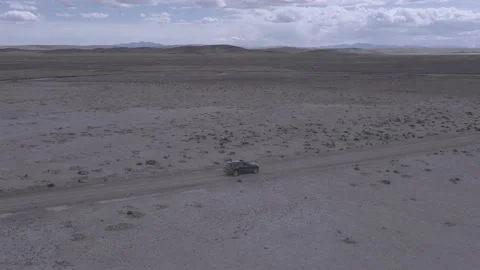 Vehicles circulating on the highway in the middle of the desert Video stock 202349652