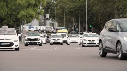 Vehicles circulating through the center of Madrid Video stock 253398252
