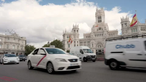 Vehicles circulating through the center of Madrid Video stock 253780595