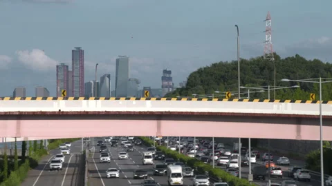 Vehicles on a city road Vídeo Stock 336757566