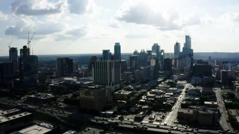 Vehicles commuting on I-35 along the perimeter of Austin, Texas. Stock Footage 333680208