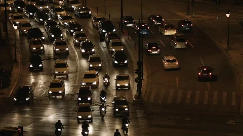 Vehicles cross the streets Vídeo Stock 81599483