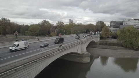 Vehicles driving on Putney bridge over Thames river Stock-Footage 167918522