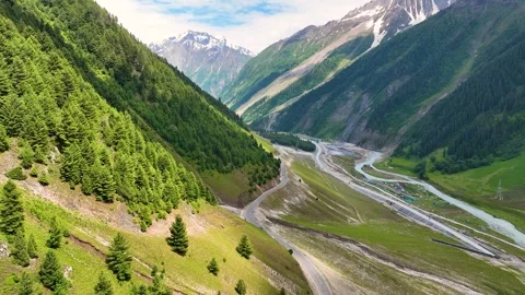 Vehicles driving on remote scenic mountain highway in Jammu and Kashmir. Stock-Footage 337618454