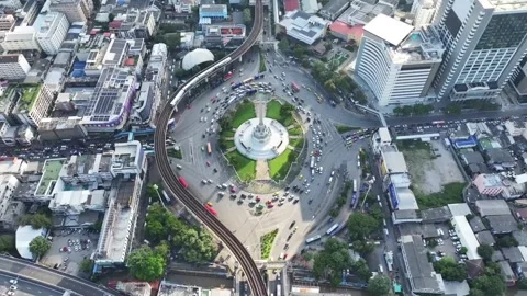 Vehicles forming circular motion at Victory Monument Stock Footage 333694675