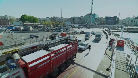 Vehicles getting on the car ferry 動画素材 146314010