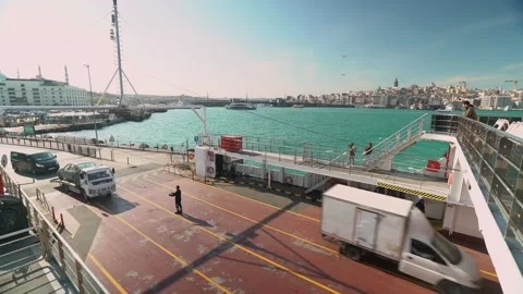 Vehicles getting on the car ferry 動画素材 146315446
