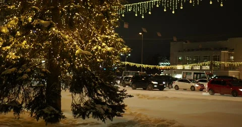 Vehicles move through the streets of the city decorated for Christmas . 스톡 동영상 228370802