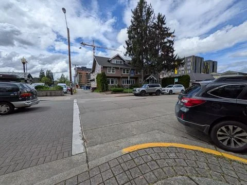 Vehicles parked along a quiet Eugene city street framed 库存照片