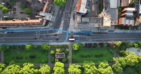 Vehicles passing through road intersecting in urban borough Vídeos de archivo 201961030