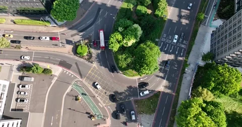 Vehicles passing through road intersection in city Vídeos de archivo 201899639