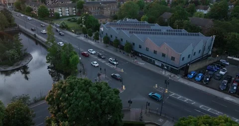 Vehicles passings through road intersection in urban neighbourhood Vídeos de archivo 201882703