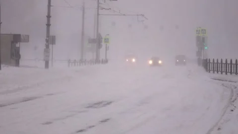 Vehicles struggle through dense snow and fog with limited sight 库存影片 328089351