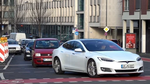 Vehicles turn left at a temporary traffic light intersection Video stock 122284008