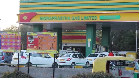 Vehicles waiting to get the fuel at IGL Gas Pump Vídeos de archivo 133163053