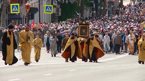 Velikoretsky religious procession in the city of Kirov along Lenin Street Stockbeeldmateriaal 336847754