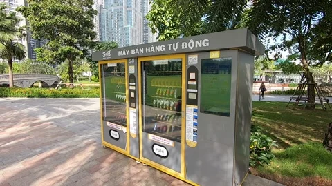 Vending machine in a park, Ho Chi MInh, Vietnam 스톡 동영상 144002582