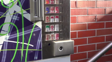 Vending machine selling cigarettes in Germany 4k 库存影片 69001597