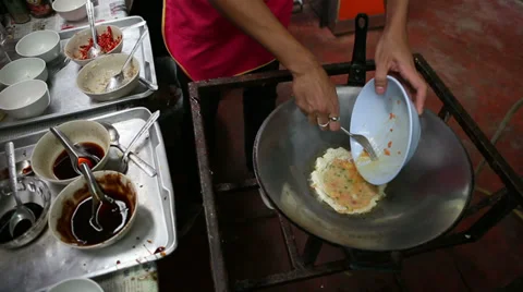 Vendor Beating Eggs and Frying an Omelette in Bangkok 스톡 동영상 32391099