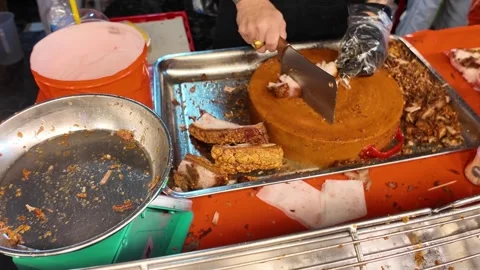 Vendor Chopping Crispy Roasted Pork Belly at Thai Street Food Market in 4K Видео 340206015