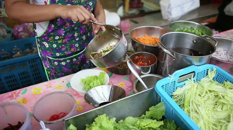 Vendor Making Spicy Mango Salad in Bangkok 스톡 동영상 30341338