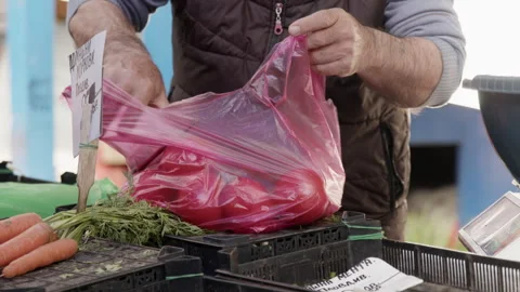 Vendor Packing Fresh Tomatoes into Plastic Bag at Farmers Market 스톡 동영상 331296714