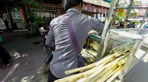 Vendor preparing raw sugar cane juice in the morning. Stock-Footage 64209811