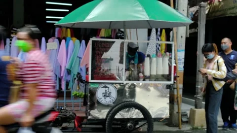 A vendor preparing Thai tea while the cue is waiting Stock Footage 207402827