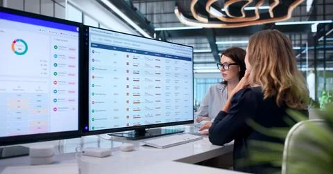 Vendor Risk Manager Analyzes Third-party Compliance Data On Computer. 스톡 사진