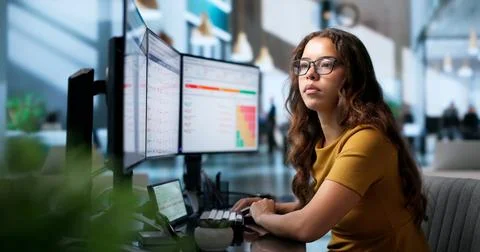 Vendor Risk Manager Evaluates Compliance Using Touchscreen Computer Efficient Foto stock