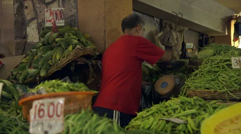 Vendor selling exotic fruit Stock Footage 32196643