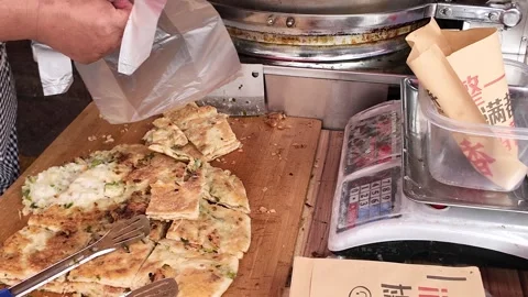 Vendor Serves Scallion Pancake in Paper Bag at Shanghai Market Vidéo 340176938