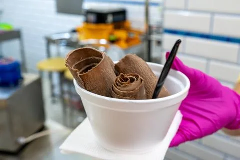 Vendor Serving Rolled Chocolate Ice Cream Dessert in White Plastic Bowl Fotos Stock