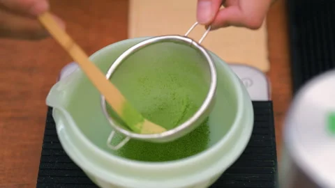 Vendor sifting matcha powder into container Видео 338273627