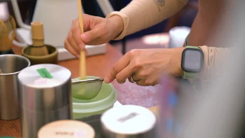 Vendor sifting matcha powder through fine sieve Vidéo 338273558