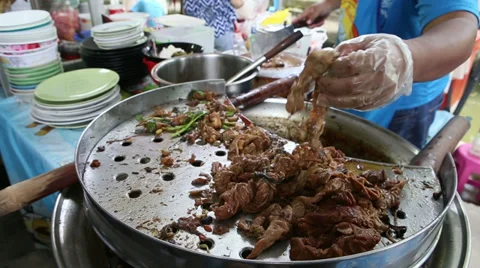 Vendor Slicing and Serving Stewed Entrails in Bangkok 스톡 동영상 30306918