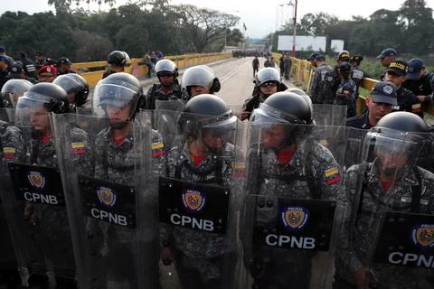 Venezolanos se reúnen en frontera con Colombia a la espera del paso de la ayuda  Stock Photos